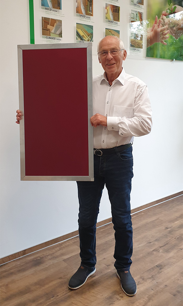 UdiAnima Tierheizung von UdiDämmsysteme Bernd Unger hält UdiAnima Tierheizung in den Händen.