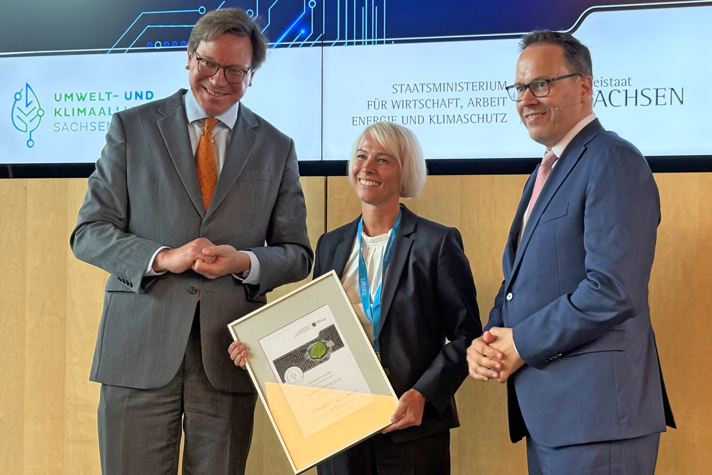 1 Anka Unger bekommt Urkunde überreicht