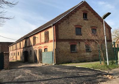 Außenansicht des ehemaligen Kuhstalls vor dem Umbau mit Dämmung von UdiDämmsysteme zum Seminarhaus THE VIELD