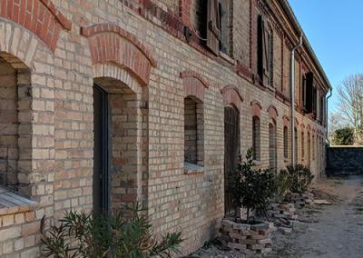 Außenansicht des ehemaligen Kuhstalls vor dem Umbau mit Dämmung von UdiDämmsysteme zum Seminarhaus THE VIELD