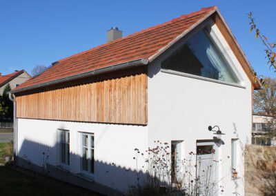 Außenansicht des Bauherrenprojekts "Tiny-Ferienhauses" mit UdiClimate, UdiFront und UdiSun