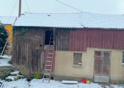 Außenansicht eines alten Schuppens welche mit Udi zu einem Ferienhaus umgebaut wurde