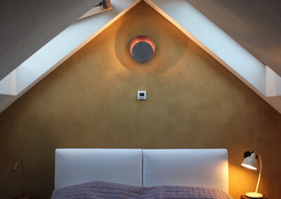 Blick in das Schlafzimmer unterm Dach eines Tiny-Ferienhauses mit Udi saniert