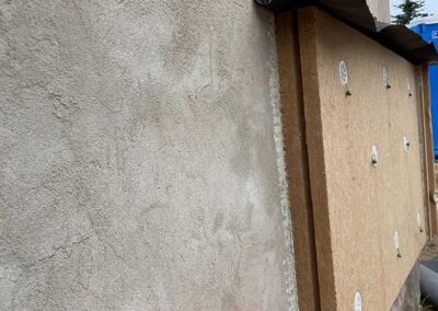 Außenansicht des Tiny-Ferienhauses während der Montage von UdiFront