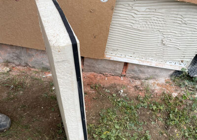 UdiFront wird auf die Fassade des Tiny-Ferienhauses angebracht