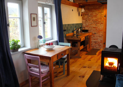 Blick auf den gemütlichen Ess- und Kochbereich im Tiny-Ferienhaus mit Udi saniert