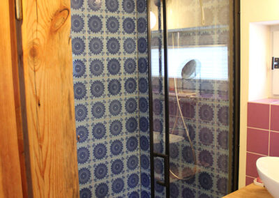 Blick in das Bad des Tiny-Ferienhauses, welches mit UdiClimate, UdiFront und UdiSun saniert wurde