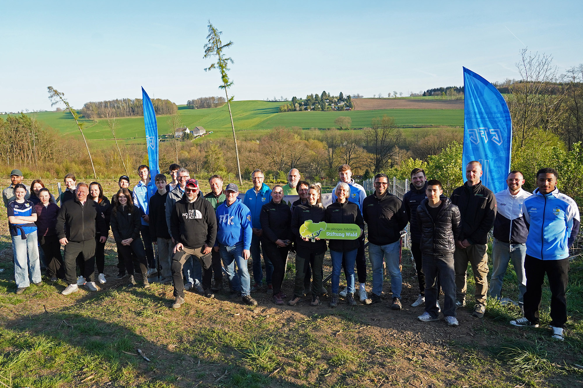 Baumpflanzaktion Gruppenbild aller Helfer der Baumpflanzaktion