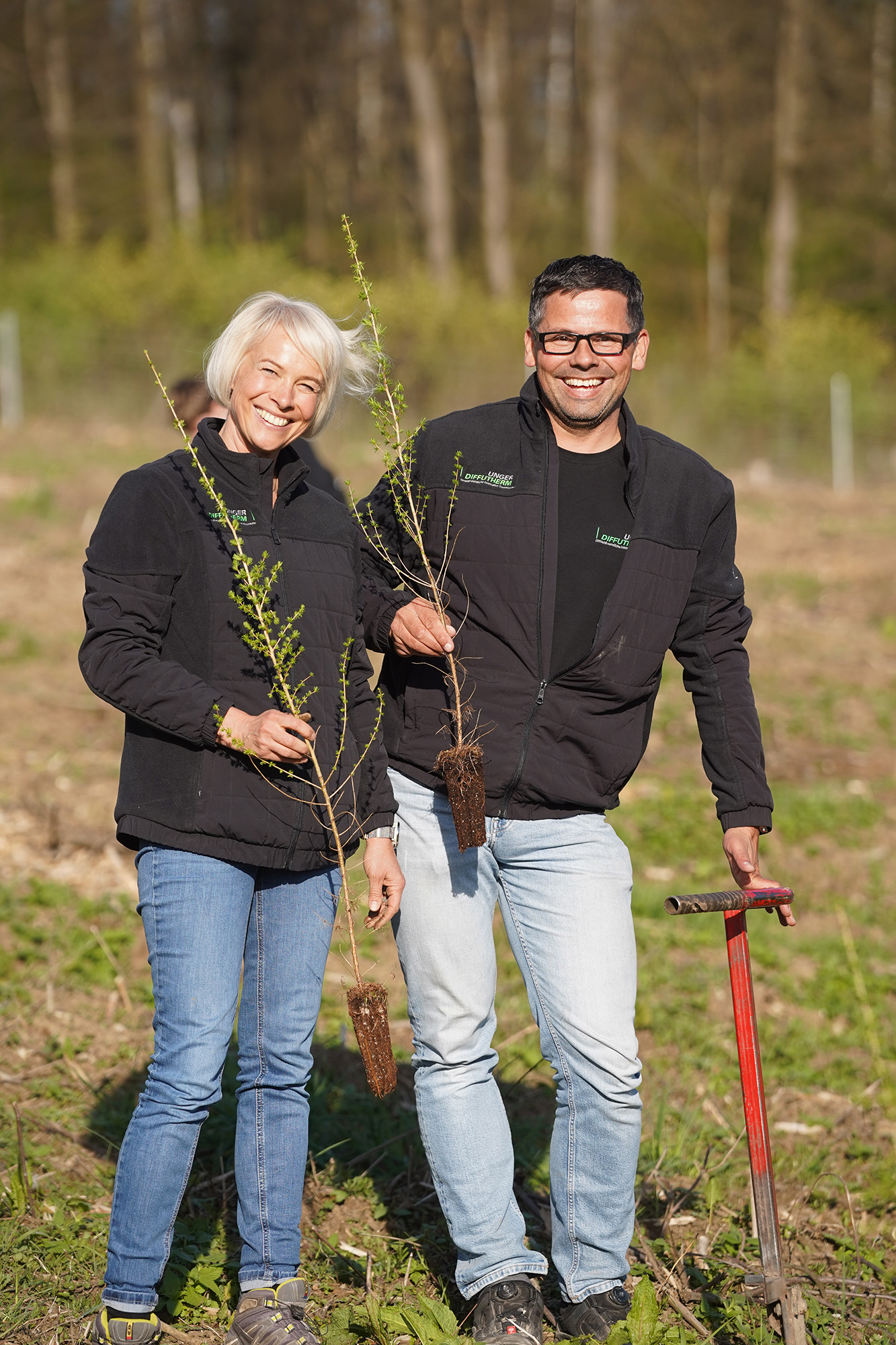 Anka Unger und Robby Fitzner bei der Baumpflanzaktion