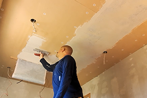 Neue Praxis-Vide­oreihe: Flä­chen­hei­zung + Innen­däm­mung montieren