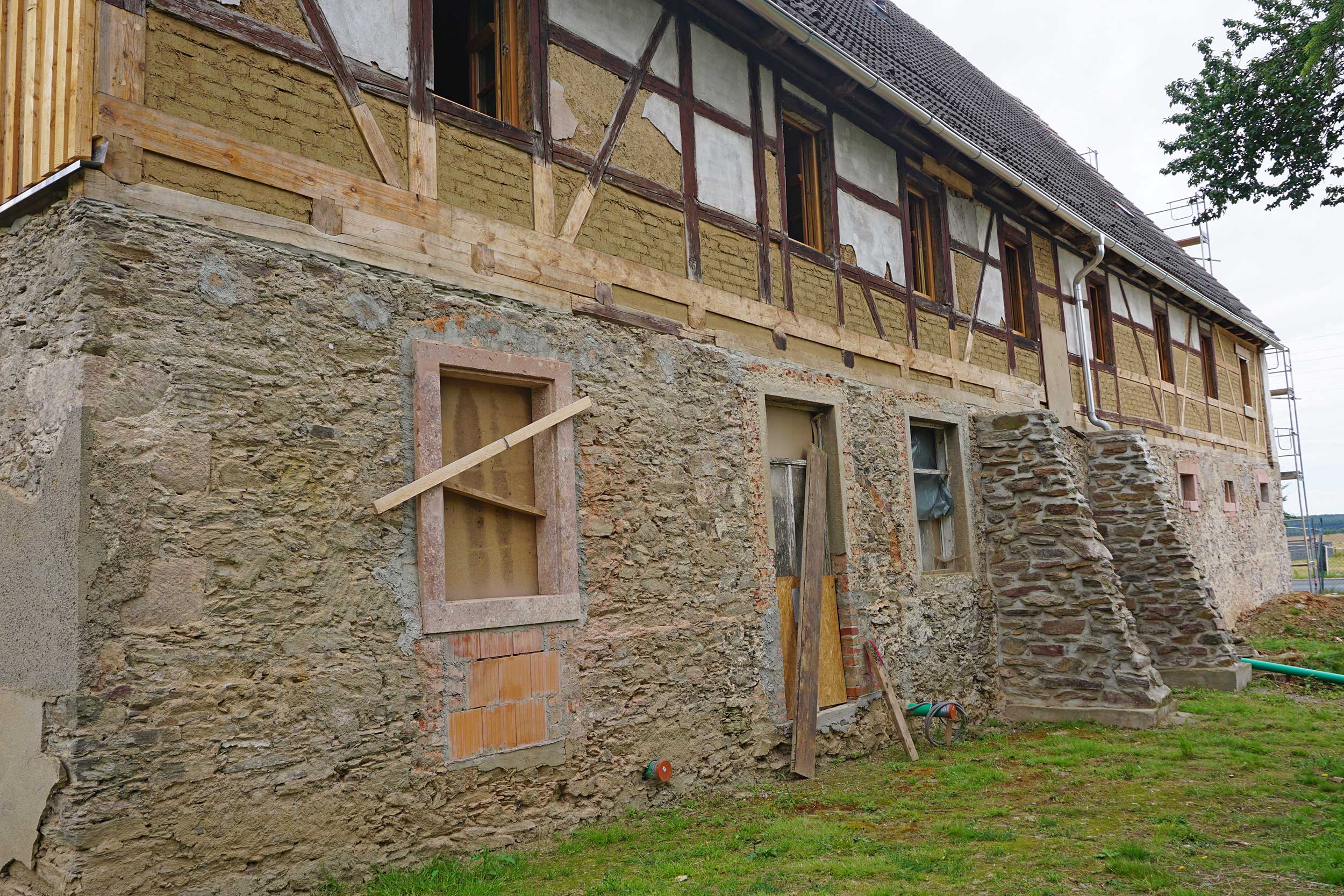 Hof-kaiser-vorher Fachwerkhof von außen in marodem Zustand