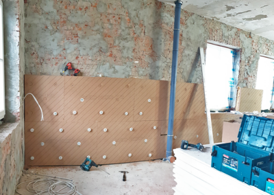 Montage der Innendämmung UdiIN RECO mittels Stelldübel