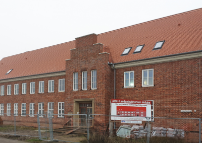 Außenansicht des Landambulatoriums in Vellahn, das mit Holzfaser-Innendämmung UdiIN RECO saniert wurde
