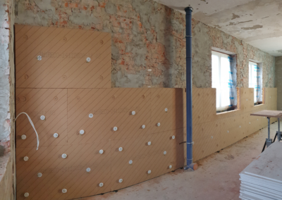 Holzfaser-Innendämmung UdiIN RECO während der Montage im Landambulatorium Vellahn