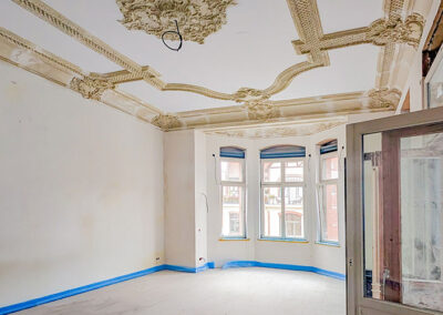 Raum einer Villa mit schöner Stuckdecke und durch UdiINRECO und UdiIN2cm sanierten Wänden