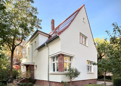 Außenansicht auf ein fertig saniertes Einfamilienhaus mit UdiRECO