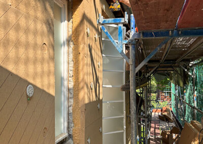 Anbringung von UdiRECO an die Fassade eines Einfamilienhauses