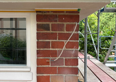 Detailansicht einer mit UdiRECO sanierten Fassade mit Backstein