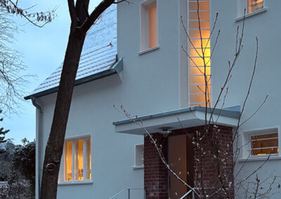 Außenansicht eines Einfamilienhauses im Schnee mit UdiRECO saniert