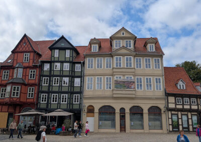 Außenansicht der Wohn- und Geschaeftsgebaeude in der Marktstr. Quedlingburg