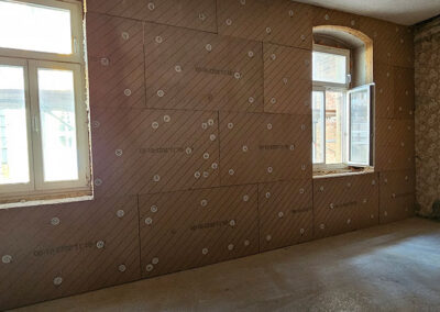 Ansicht einer Wand mit UdiINRECO an den Wänden