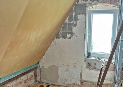 Sanierung eines Badezimmers mit Holzfaser-Innendämmung UdiIN 2CM an Dachschräge