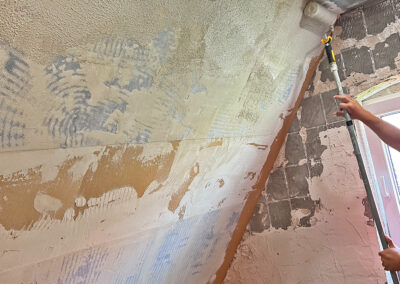 Anbringen von Putz an Dachschräge, die zuvor mit Holzfaser-Innendämmung UdiIN 2CM und Flächenheizung UdiSUN versehen wurde