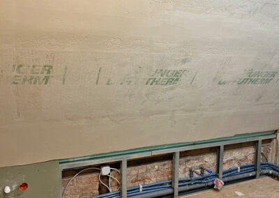 Dachschräge mit eingespachteltem Armierungsgewebe, die zuvor mit Holzfaser-Innendämmung UdiIN 2CM und Flächenheizung UdiSUN versehen wurde