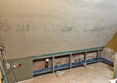 Dachschräge mit eingespachteltem Armierungsgewebe, die zuvor mit Holzfaser-Innendämmung UdiIN 2CM und Flächenheizung UdiSUN versehen wurde