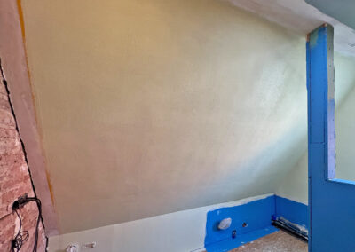 Dachschräge verputzt, die zuvor mit Holzfaser-Innendämmung UdiIN 2CM und Flächenheizung UdiSUN versehen wurde