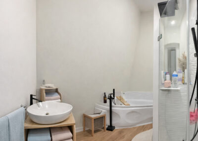 Fertig saniertes Badezimmer mit Flächenheizung UdiSUN und Holzfaser-Innendämmung UdiIN 2CM