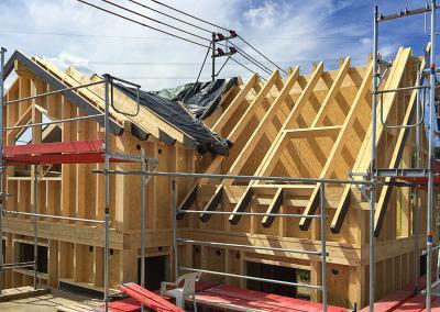 Bild eines Hauses während der Sanierung mit dem Wärmedämm-Verbundsystem UdiFRONT und UdiTOP® Holzfaserunterdeckplatten
