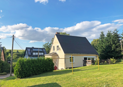 Einfamilienhaus mit Garten vor der Sanierung mit UdiDämmsystemen