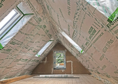 Zwischensparrendämmung UdiFLEX mit Dampfbremse UdiSTEAM verkleidet im Dachboden