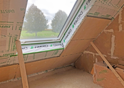 Montage der Klimaplatte UdiCLIMATE auf Zwischensparrendämmung UdiFLEX und Dampfbremse UdiSTEAM im Dachboden