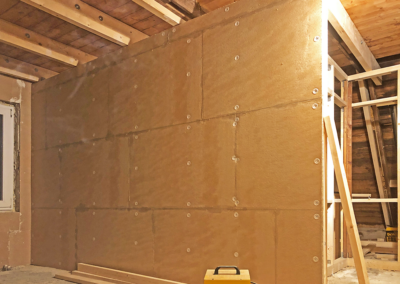 Holzständerwand mit Innenausbauplatte UdiCLIMATE verkleidet