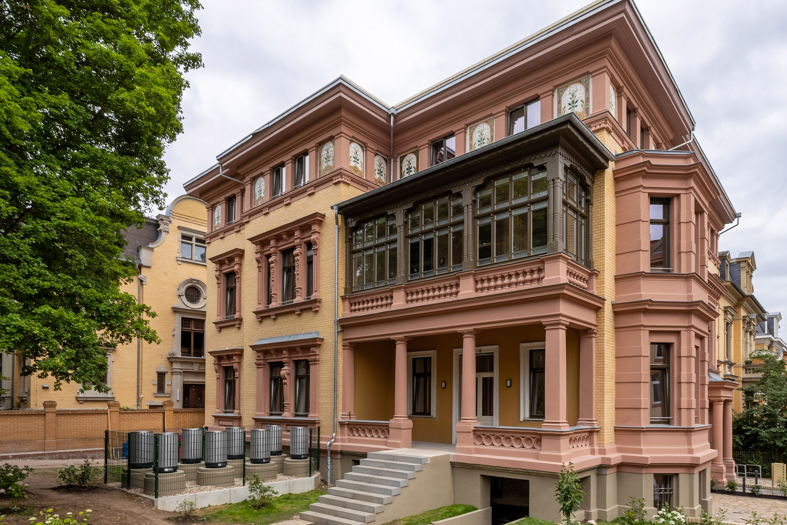Udi_Oertker_Halle-aussen1 Außenansicht der Villa in Halle mit dem Eingang im Fokus
