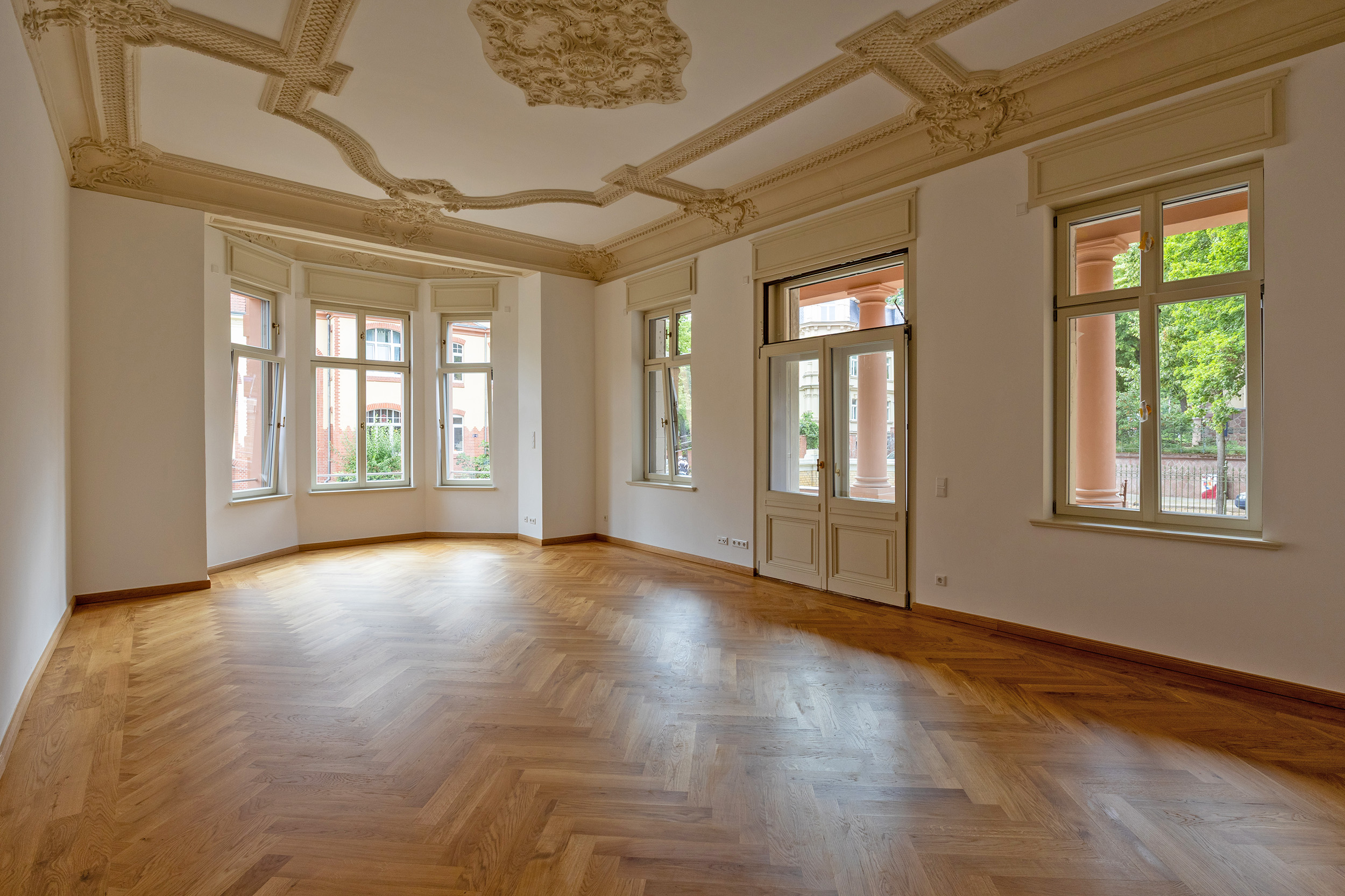 Udi_Oertker_Halle-stuck1 Sanierter Raum in der Villa in Halle