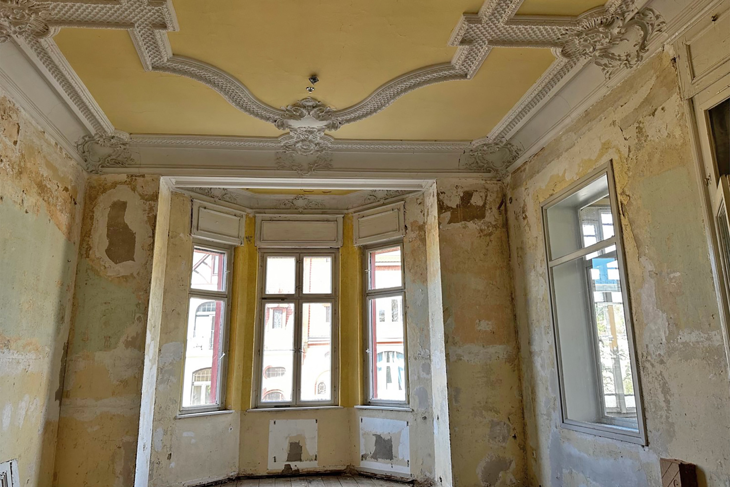 Udi_Oertker_Halle-vorher3 Stuckdecke vor der Sanierung